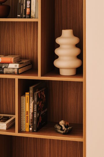 Mid-century modern w nowoczesnym wydaniu. Apartament projektu MOIE studio na Kępie Mieszczańskiej 