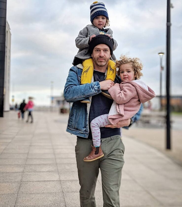 Simon Hooper oraz jego córki Ottie i Delilah 