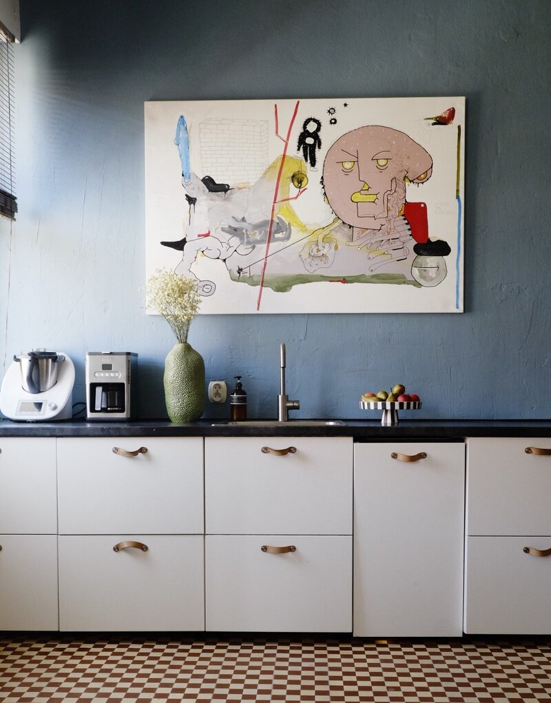 Ściana w kuchni w błękitnym odcieniu Azure