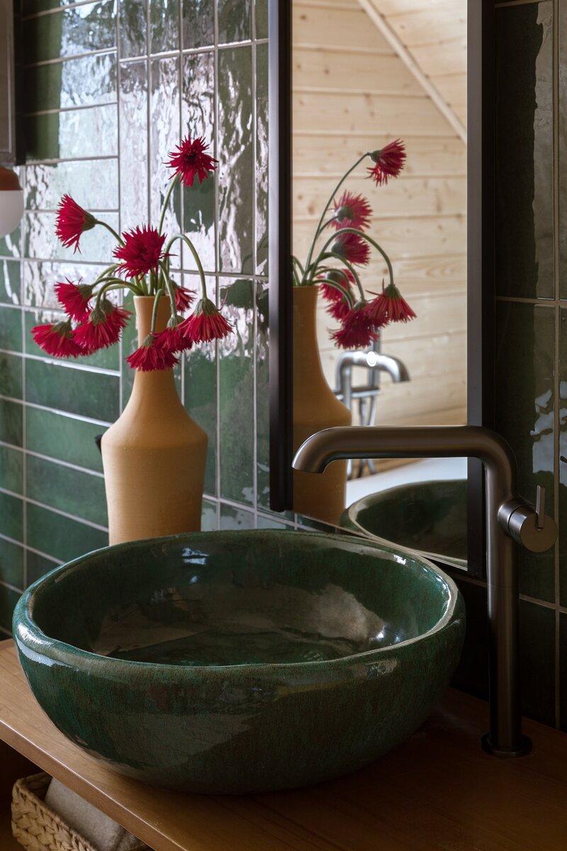 Wsp&oacute;łczesny dom na&nbsp;Kaszubach zaprojektowany przez Patrycję Majewicz &ndash; naturalne materiały, drewno i&nbsp;lokalne inspiracje tworzą spokojne, funkcjonalne wnętrze zakorzenione w&nbsp;krajobrazie