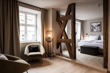 Hotel Golden Rose, projekt noa*. Mimo że to hotel, to podobne zabiegi aranżacyjne możemy również zastosować we wnętrzach domów i poddaszy w kamienicach. Mowa tu przede wszystkim o wyeksponowaniu belek konstrukcyjnych i więźby dachowej. 
