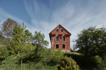 Dom wewnątrz zabytkowych ruin, projekt studio ORA