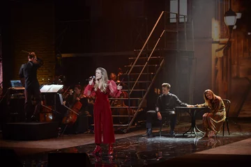 Koncert „Gintrowski – a jednak coś po nas zostanie” Na scenie Julia Gintrowska.