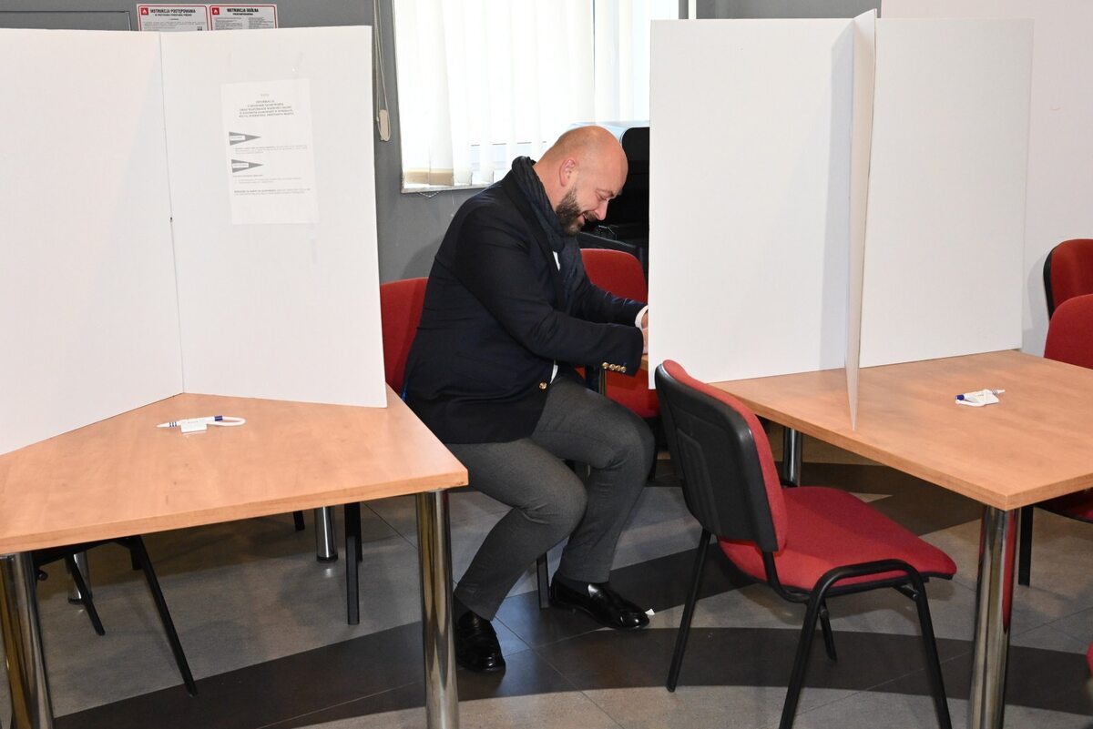 Jacek Sutryk Ubiegający się o reelekcję, prezydent miasta Jacek Sutryk głosuje w jednym z lokali wyborczych we Wrocławiu