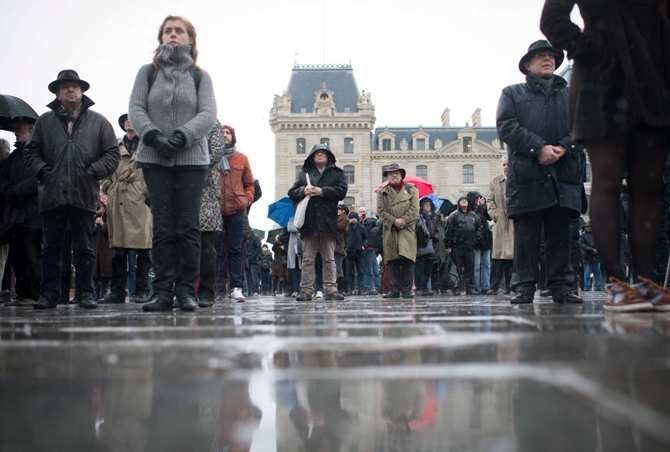 Minuta ciszy pod katedrą Notre-Dame w Paryżu (fot. Guibbaud Christophe / newspix.pl)