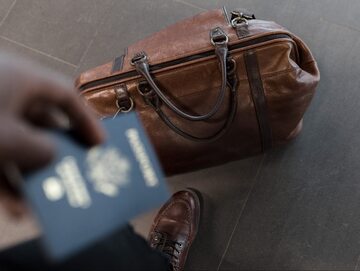 Zdjęcie ilustracyjne, paszport w rękach mężczyzny