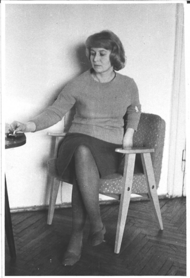 Żona Józefa Chierowskiego siedzi na fotelu 366