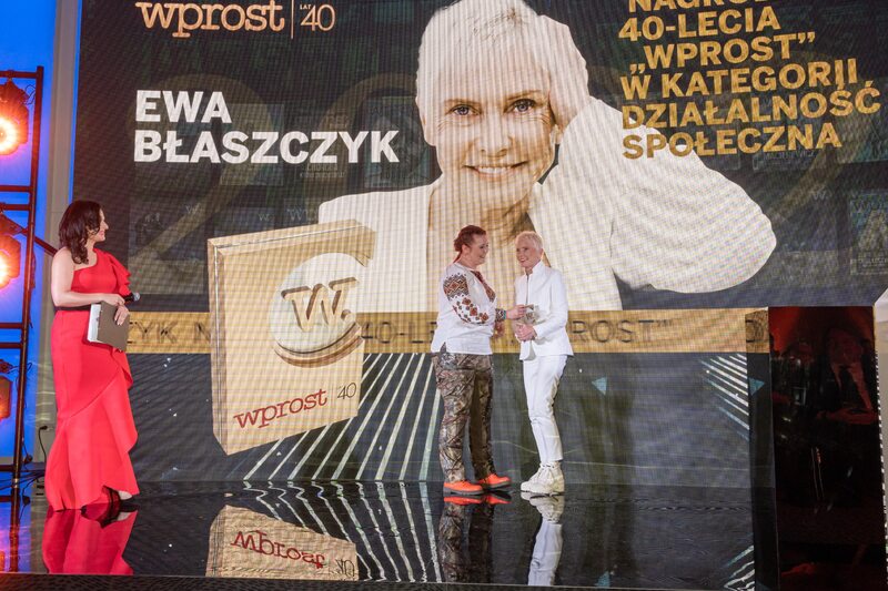Ewa Błaszczyk odbiera nagrodę od Karoliny Bacy-Pogorzelskiej