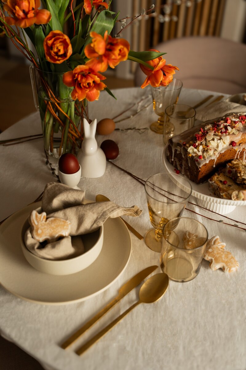 Naturalne materiały, ciepłe kolory i&nbsp;swobodne detale tworzą wielkanocną aranżację bez presji &ndash; stylową, przytulną i&nbsp;bliską naturze