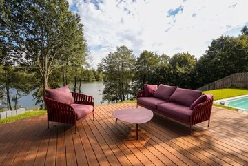 Kalbornia Lake & Pool House nad jeziorem Dąbrowa Wielka łączy architekturę otwartą na mazurski krajobraz z kolorowym wnętrzem zaprojektowanym przez Aleksandrę Sowę z ASID Studio 