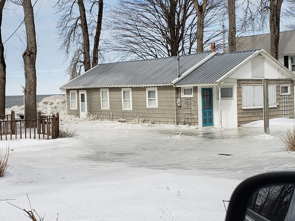 Lód z jeziora Ontario dosłownie wdzierał się na ląd 