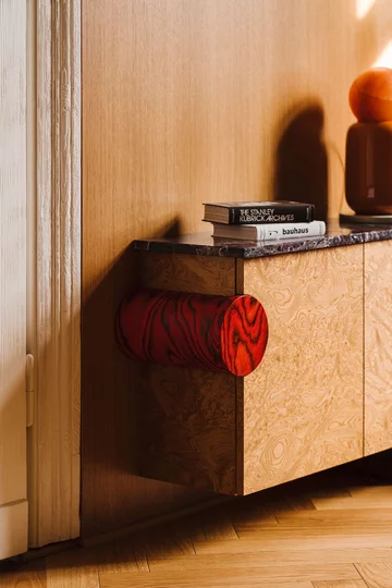 Świetlik jak słońce, kamień jak biżuteria. To wnętrze robi wrażenie. Projekt Wojciech Nowak z NOWW 