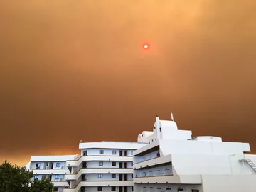 Brunatne niebo nad miastem Albufeira na południu Portugalii 