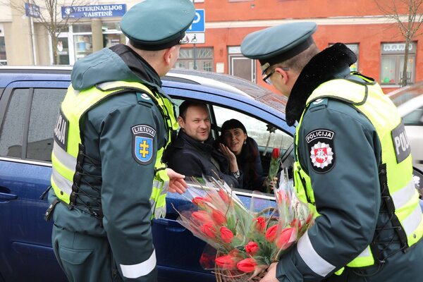 Miniatura: Kwiaty na Dzień Kobiet. Policjanci nie...