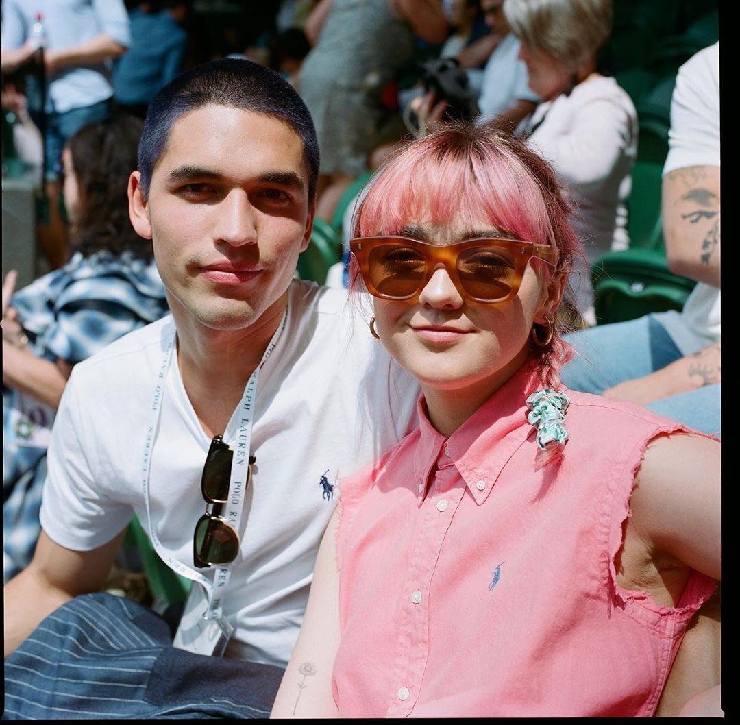 Reuben Selby i Maisie Williams 