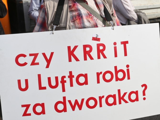 Uczestnicy marszu protestacyjnego "Obudź się Polsko" zgromadzeni na placu Trzech Krzyży (fot. PAP/Rafał Guz)