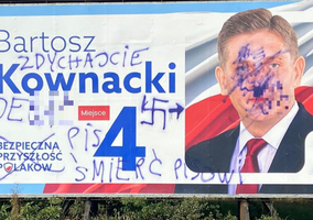Baner posła PiS „ozdobiony” swastyką i&nbsp;wulgarnymi hasłami