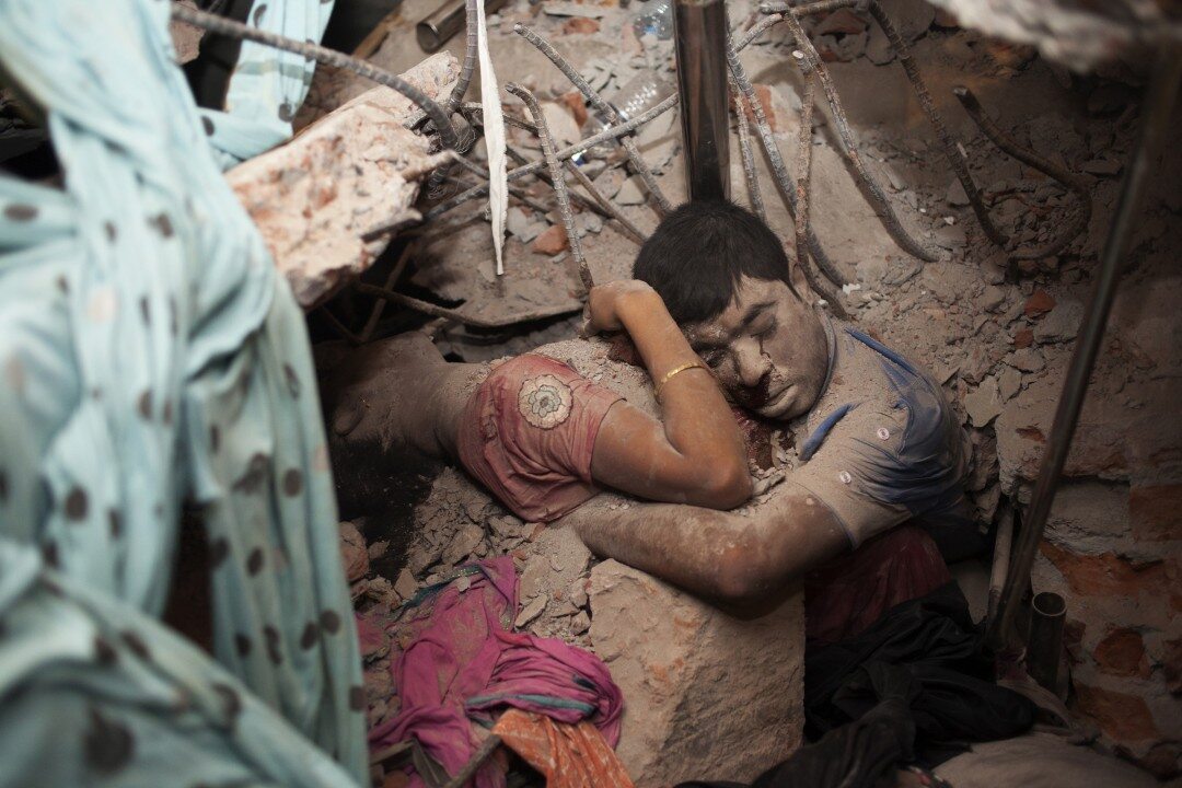 Dwie ofiary odnalezione w gruzach fabryki w Bangladeszu.