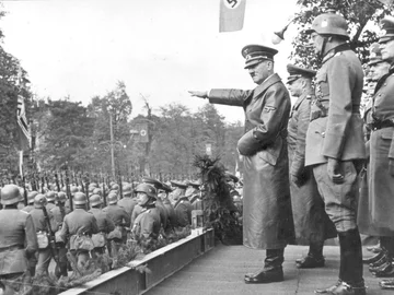 Adolf Hitler przyjmuje defiladę wojsk niemieckich w Alejach Ujazdowskich w Warszawie Widoczni także: gen. Gunther von Kluge (2 z lewej), gen. Maximilian von Weichs (w hełmie), gen. Fedor von Bock (2 z prawej)