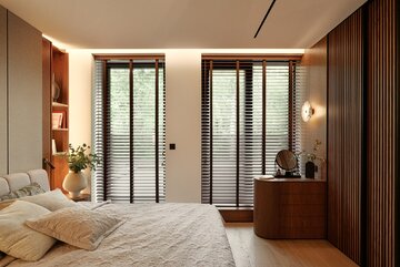 Dom pod Warszawą projektu SAAN Architects powstał jako spójna całość – od architektury bryły po wnętrza i najmniejsze detale wyposażenia 