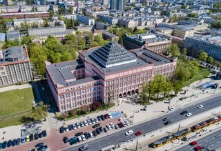 Szkoła Główna Handlowa w Warszawie otwiera w tym roku tylko 
jeden nowy kierunek: zrównoważony biznes i finanse