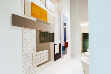 Stoisko Grupa Tubądzin na Salone del Mobile 2026 – immersyjna przestrzeń inspirowana pracownią artysty redefiniuje rolę ceramiki w architekturze 