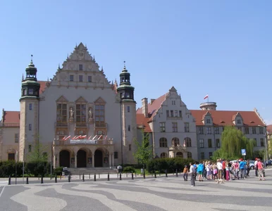 Miniatura: Student prawa rzucił się na tancerkę w...