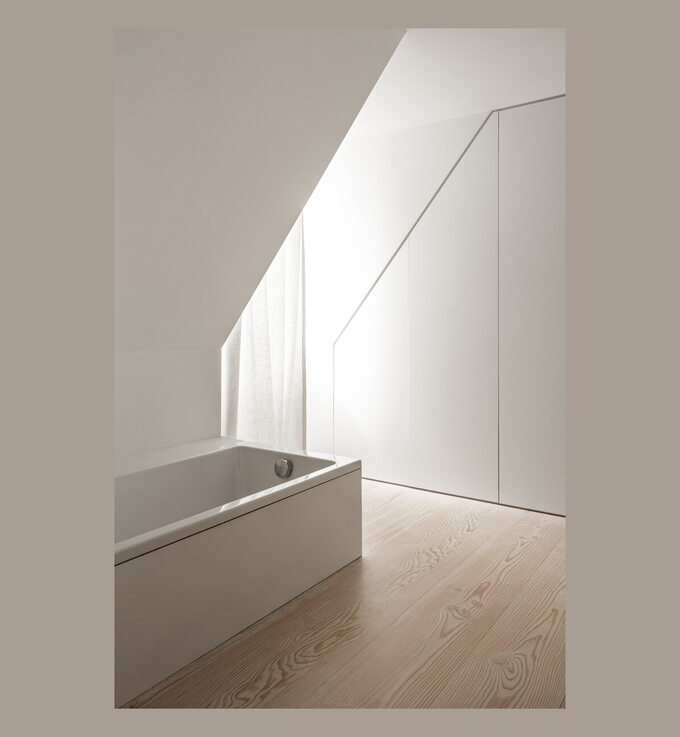 Minimalistyczna łazienka na poddaszu, projekt Keller Architekten