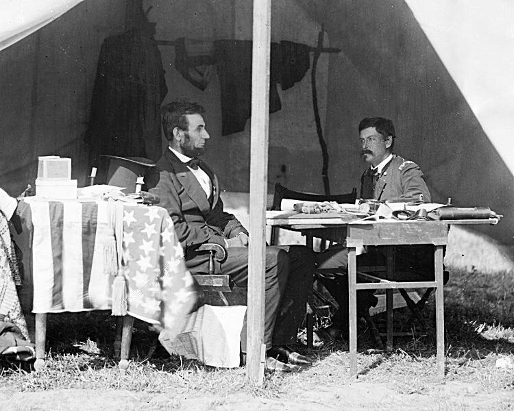 Abraham Lincoln i gen. George McClellan w namiocie pod Antietam, październik 1862 r.