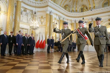 Politycy na uroczystości wręczenia Orderów Orła Białego na Zamku Królewskim w Warszawie W uroczystości, oprócz pary prezydenckiej, wzięli udział premier Mateusz Morawiecki oraz marszałek Sejmu Marek Kuchciński, marszałek Senatu Stanisław Karczewski i ministrowie polskiego rządu.