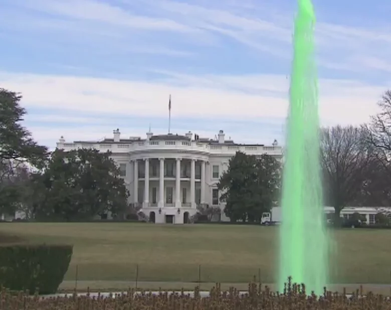 Miniatura: Z fontanny przed Białym Domem popłynęła...