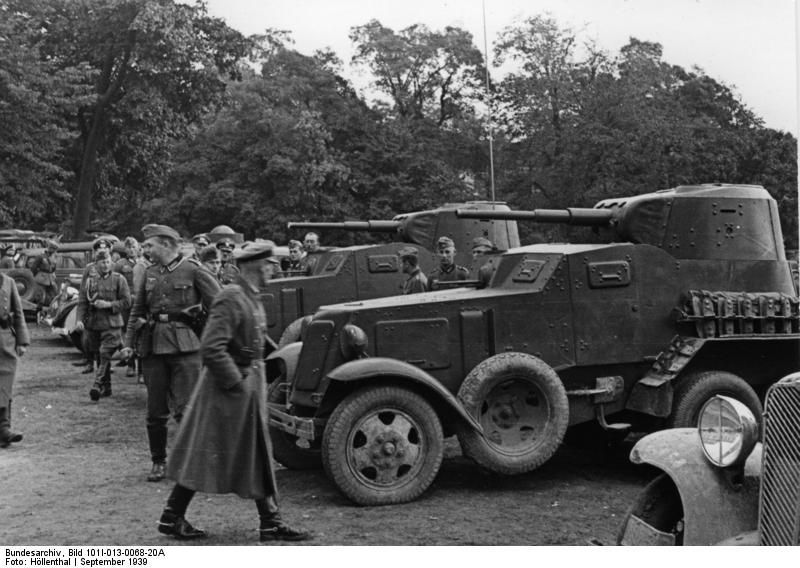 Żołnierze niemieccy oglądają radzieckie samochody pancerne BA-10 w Lublinie. 