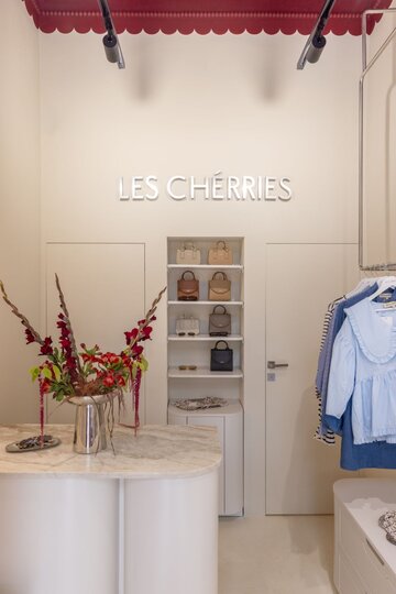 Minimalizm z nutą romantyzmu. Projekt wnętrz butiku Les Cherries
autorstwa WZ Studio 