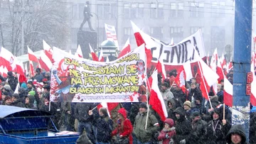 Marsz Niepodległości - jeden z transparentów niesiony przez uczestników 