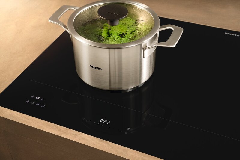 Inteligentne płyty indukcyjne Miele KM 8000 wsp&oacute;łpracujące z&nbsp;naczyniami M Sense wykorzystują wbudowane czujniki temperatury i&nbsp;automatycznie regulują moc grzania, co&nbsp;pozwala utrzymać idealne warunki gotowania i&nbsp;zapobiega przypalaniu potraw