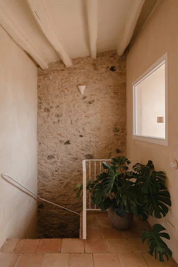 Rewitalizacja dawnej stolarni – projekt Clara Crous Arquitectura przywraca znaczenie materiałowi, światłu i oryginalnej strukturze budynku 