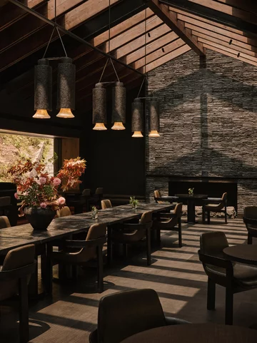To butikowy hotel w Emeishan w Chinach zaprojektowany przez Studio J. Bridgland (SJB), powstały w wyniku adaptacji istniejących budynków 