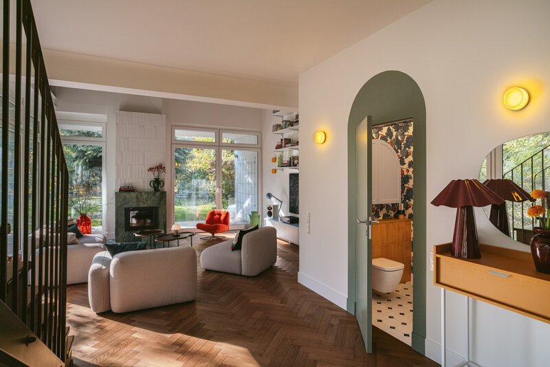 Dom pod&nbsp;Warszawą projektu Hanny Pietras &ndash; przestrzeń, w&nbsp;kt&oacute;rej światło, funkcja i&nbsp;kolor tworzą sp&oacute;jną całość