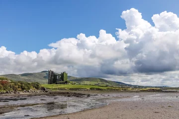 Ballycarbery Castle, Irlandia Położony nad Oceanem Atlantyckim zamek Ballycarbery powstał w XVI wieku. Został zniszczony przez oddziały Olivera Cromwella w 1652 roku. Obecnie zachwyca swoją kruchością i całkowitym poddaniem siłom natury.