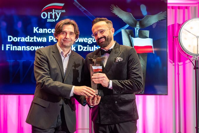 Jacek Dziuba (z prawej) oraz wręczający nagrodę Rafał Mandes, dyrektor ds. rozwoju produktów mediowych w PMPG