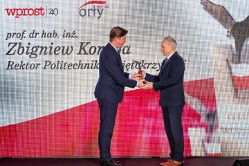 Zbigniew Koruba, rektor Politechniki Świętokrzyskiej odbiera nagrodę Orły &bdquo;Wprost&rdquo;. Nagrodę wręczył Rafał Romanowski, sekretarz stanu w&nbsp;Ministerstwie Rolnictwa i&nbsp;Rozwoju Wsi Orły Wprost 2023. Gala w&nbsp;Kielcach