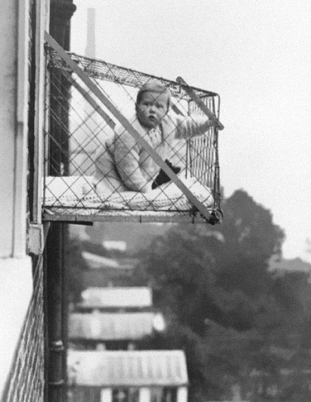 Klatki dla niemowląt. Dzieci mieszkające w bloku miały w ten sposób otrzymywać wystarczającą ilość światła słonecznego, 1937 (fot. boredpanda.com)