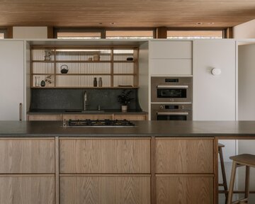 Dom zawieszony nad zboczem, gdzie konstrukcja, światło i&nbsp;materia tworzą sp&oacute;jną relację z&nbsp;krajobrazem, projekt Mati&egrave;re Premi&egrave;re Architecture