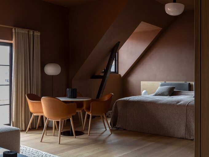 Sypialnia na poddaszu w ciepłych, otulających kolorach