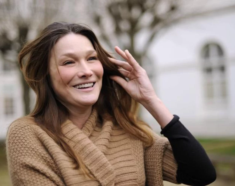 Miniatura: Włoska robotnica z twarzą... Carli Bruni?