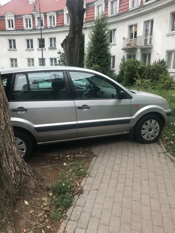 Przykład niewłaściwego parkowania w Warszawie 