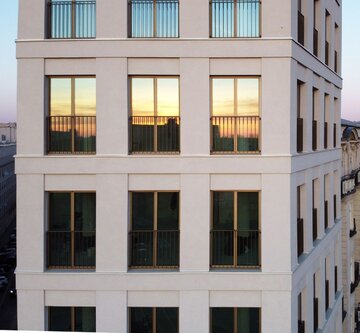 Plac Politechniki 4&nbsp;to&nbsp;kameralny apartamentowiec zaprojektowany przez pracownię WXCA, kt&oacute;ry uzupełnił historyczną zabudowę jednego z&nbsp;najbardziej reprezentacyjnych plac&oacute;w Warszawy