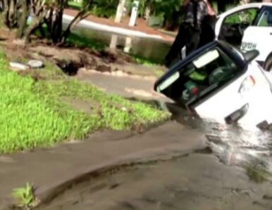 Miniatura: USA: samochód utonął w... kałuży