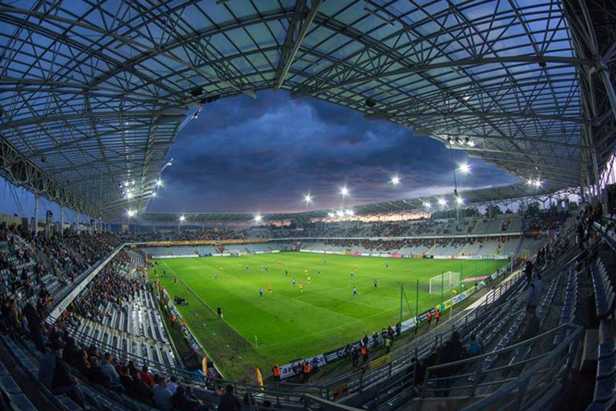 Stadion w Kielcach INFORMACJE O STADIONIE:

Pojemność: 15 307 miejsc,
Oświetlenie: 1411 lx,
Wymiary boiska: 105m x 68m,
Podgrzewana murawa.