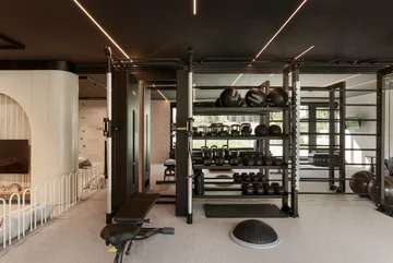 Koncept Bluszczańska III w Warszawie – kameralna inwestycja mieszkaniowa zaprojektowana przez HRA Architekci, w której architektura, światło i dopracowany detal tworzą spójną przestrzeń do życia 